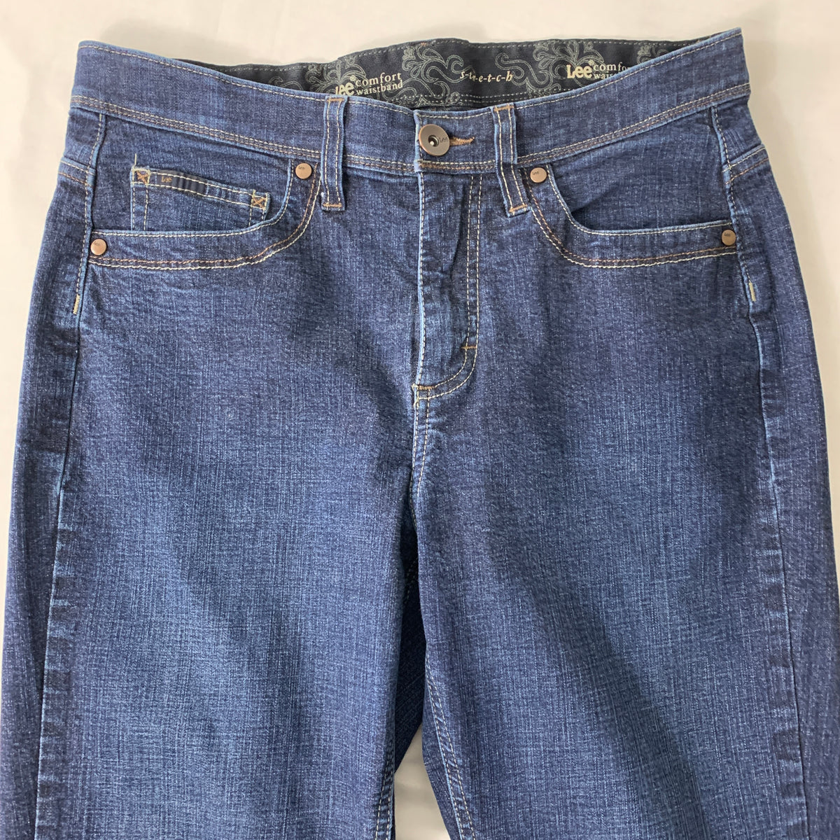 Lee Comfort Waistband Womans Jeans Size 8 — Family Tree Resale 1